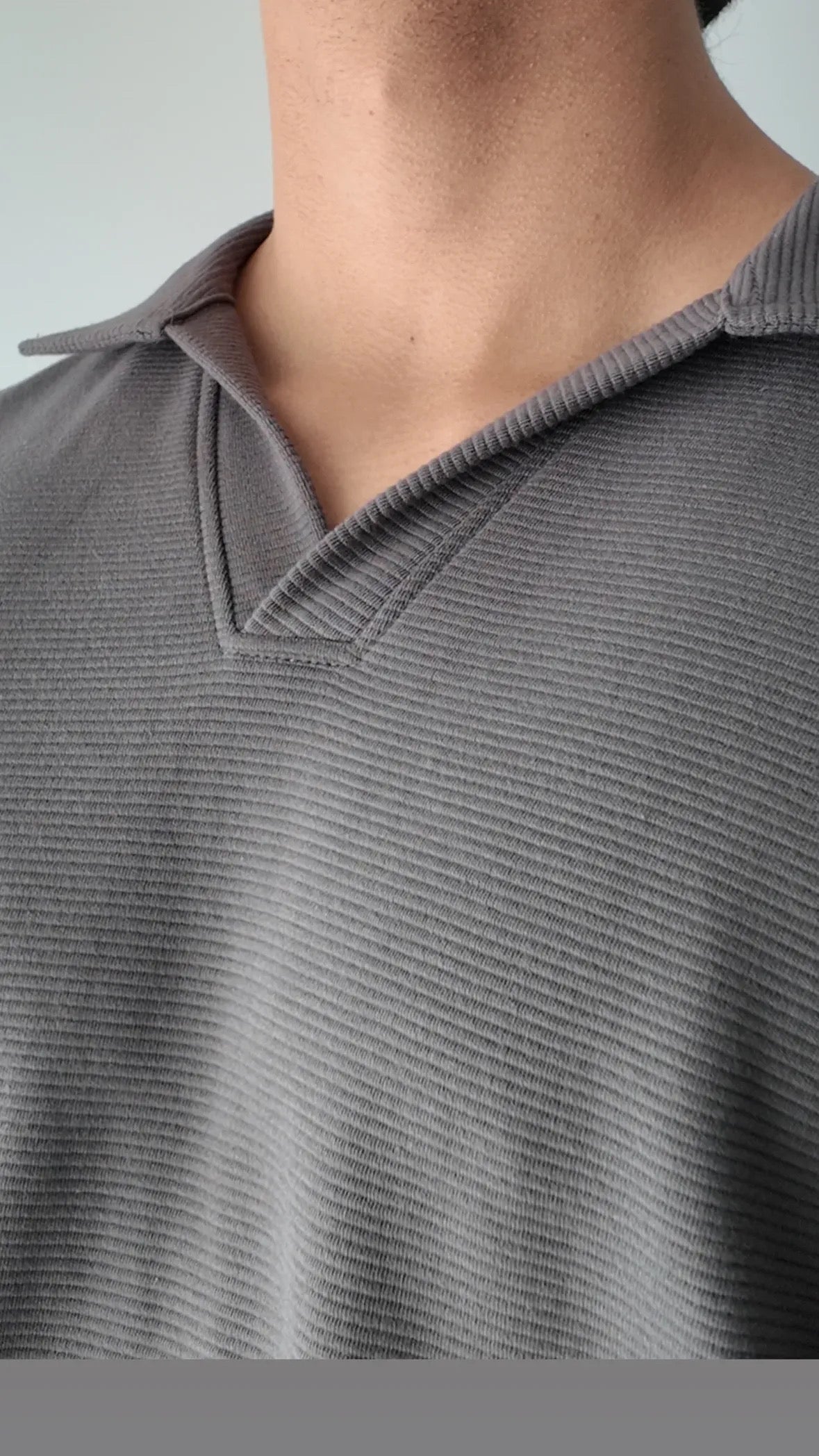 Chomba con textura y cuello polo